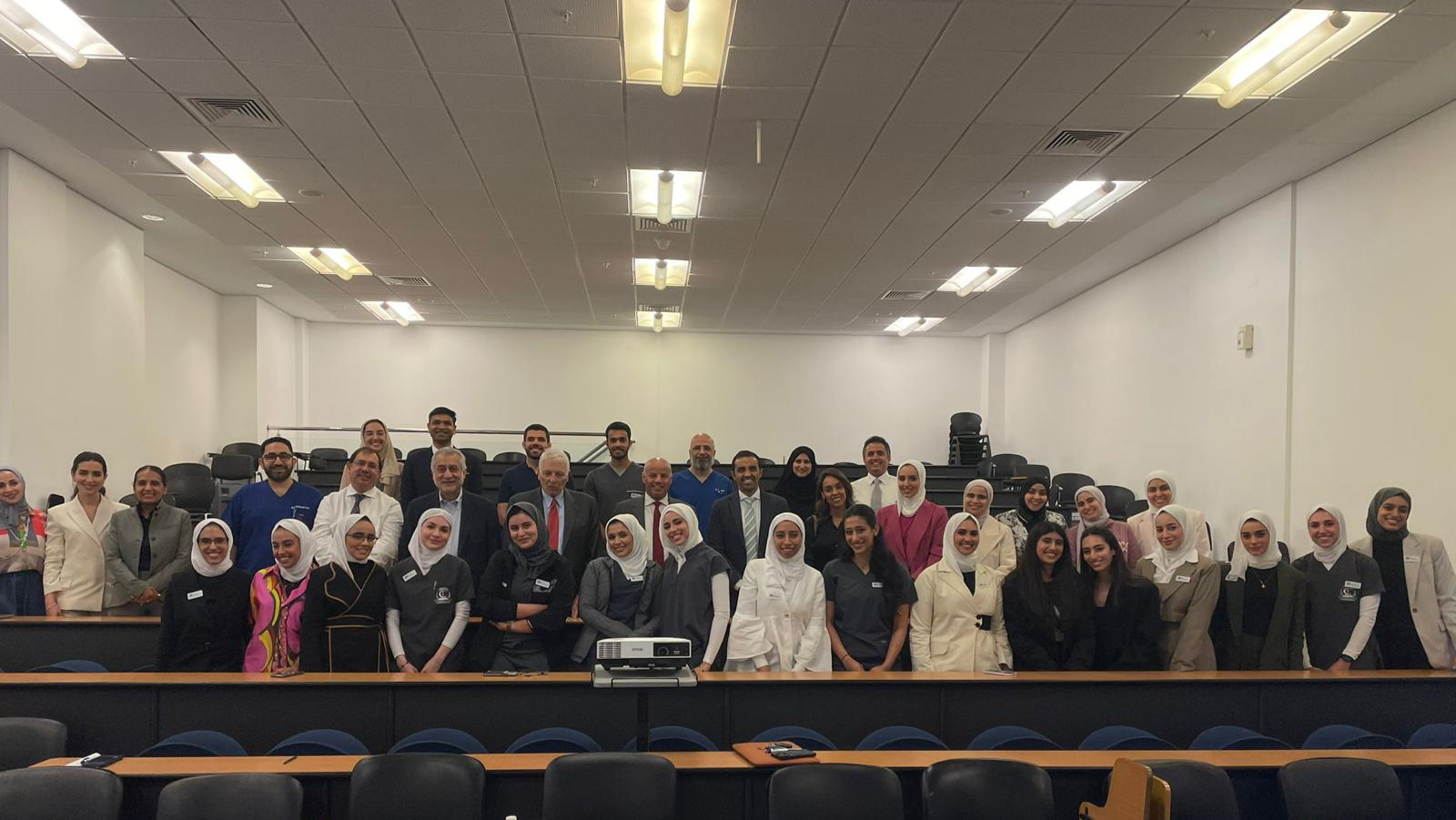 A group photo of the evaluators and student groups. 