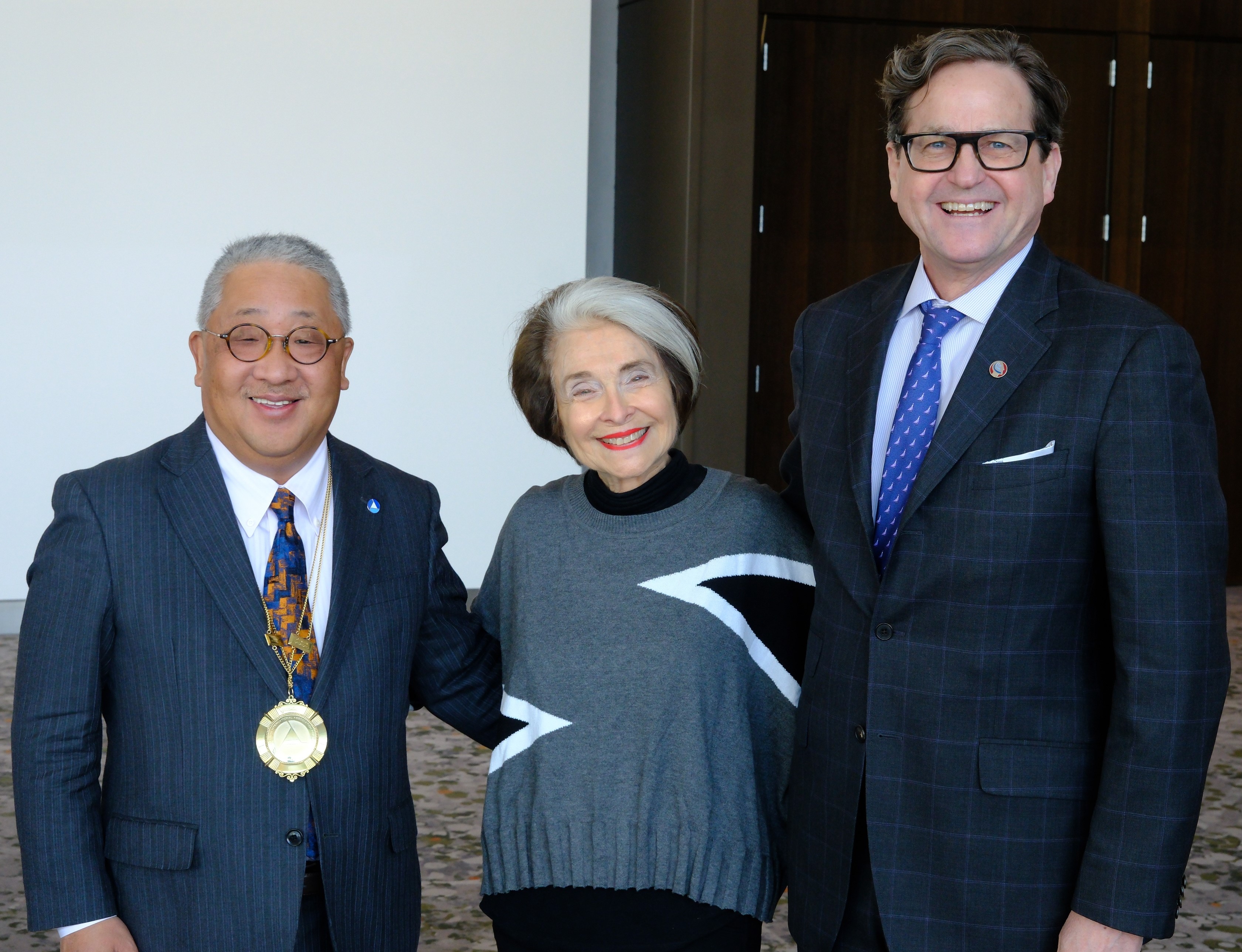 Lois Cohen (Pictured here with IADR President Satoshi Imazato (2024-25) and CEO Christopher H. Fox)